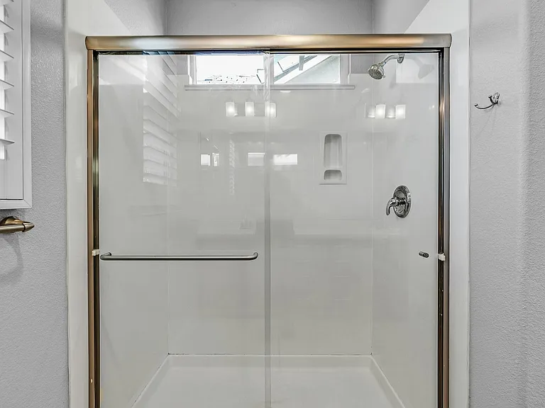 210 Stratus Cmn — Photo 28