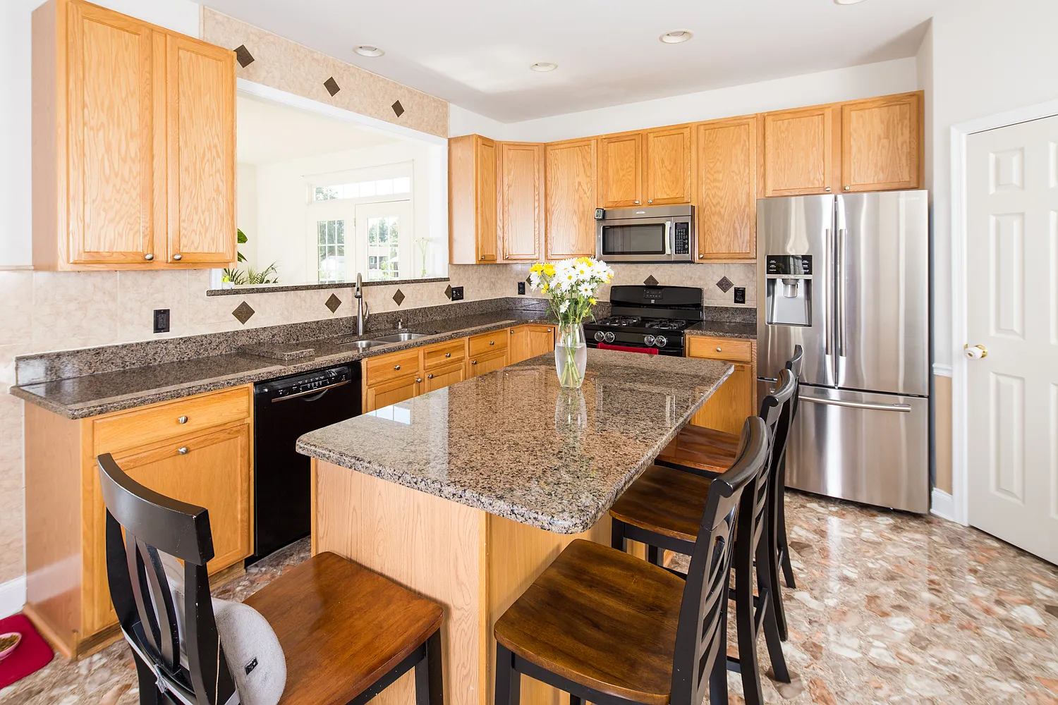 Stunning 4 bedroom, 2.5 bath, 2 story colonial Coming soon — Photo 4