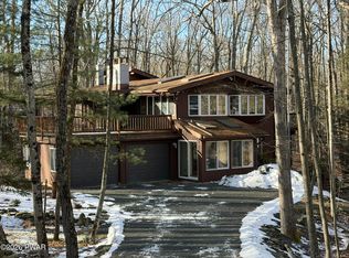804 Mountain View Ct, Hawley, PA 18428