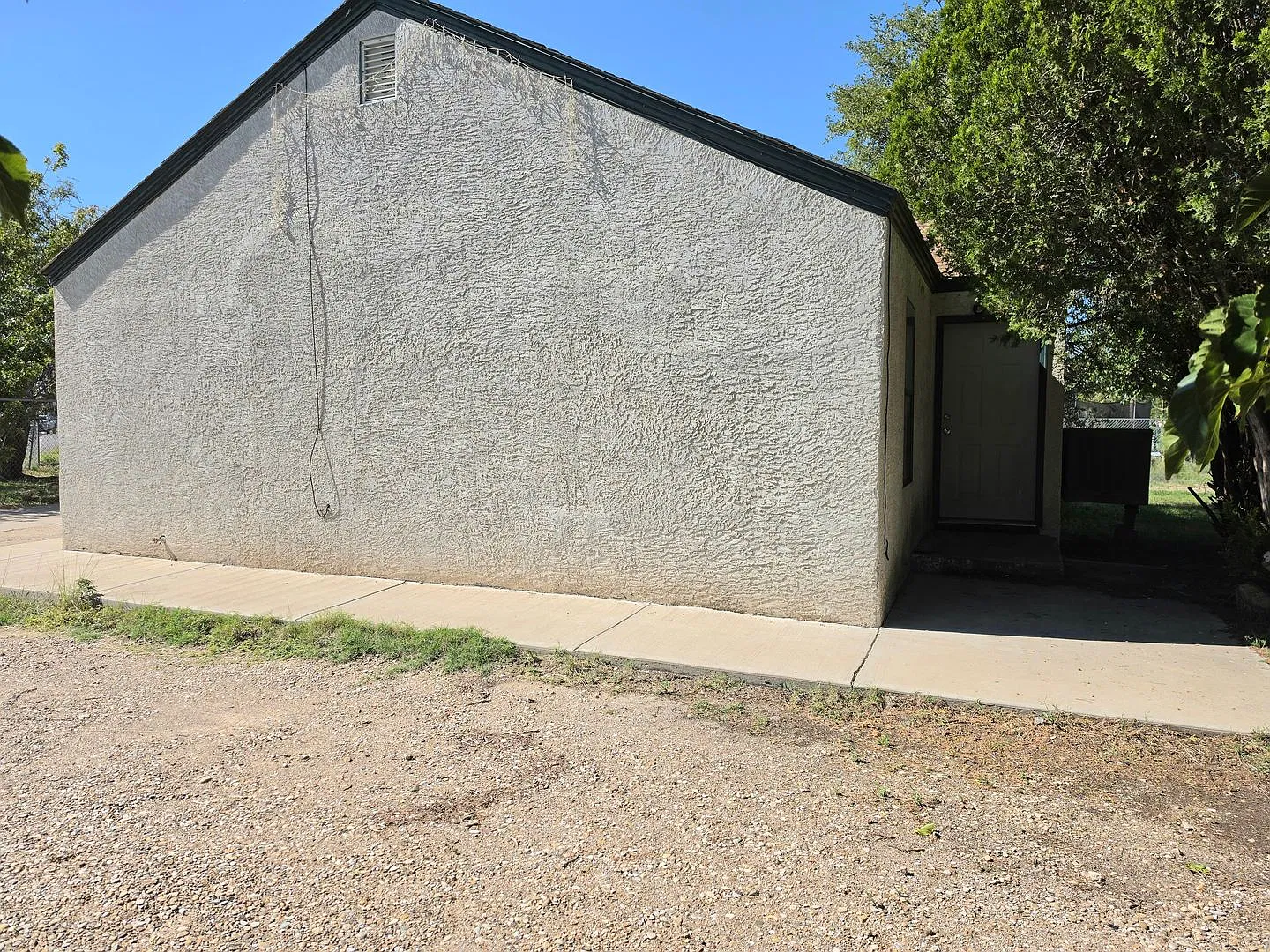 912 S Ave B — Photo 2