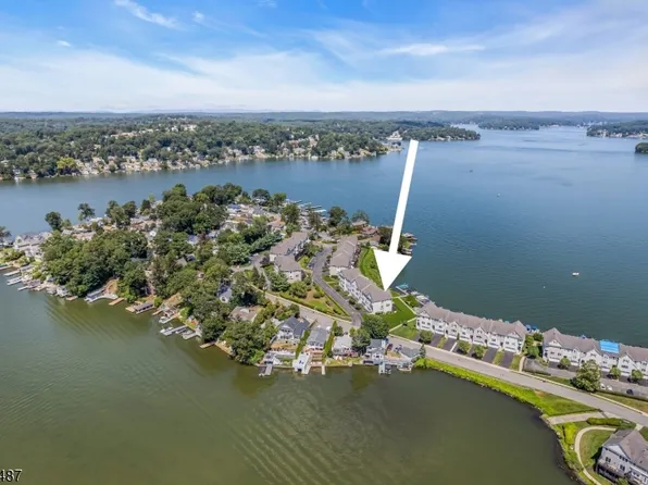 2 Catamaran Ct, Mount Arlington Boro, NJ 07856