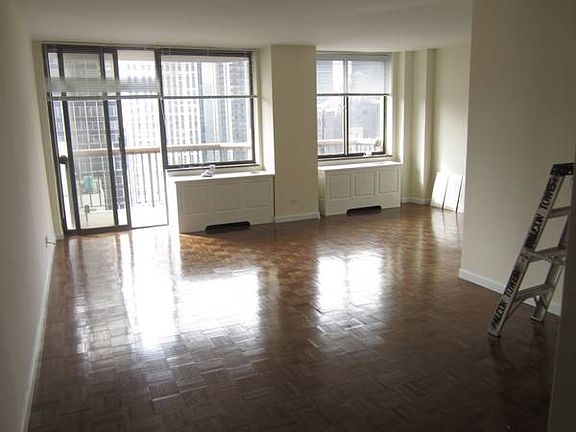 5th image of 200 E 44th St