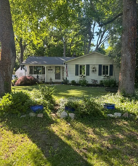 430 Duvall Ln — Photo 1