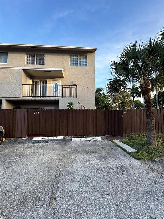 3 bed, 2.5 bath, 1630 sqft, $2,450 — Photo 1