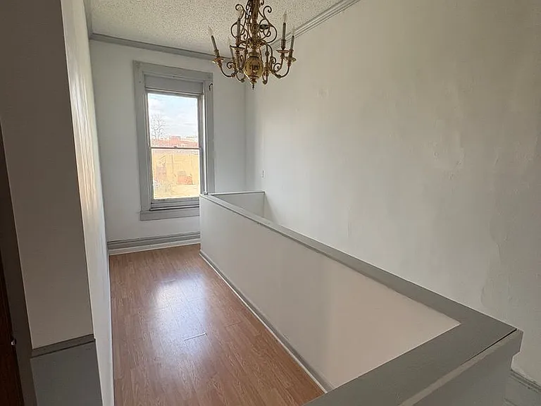 110 W Summit Hill Dr — Photo 4