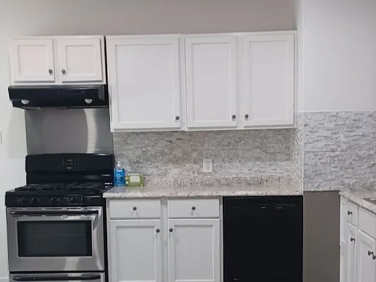955 Cloverdale Dr — Photo 3