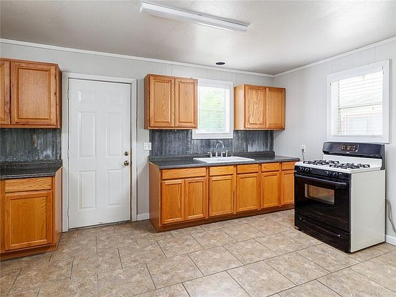 5th image of 427 Scarbrough St