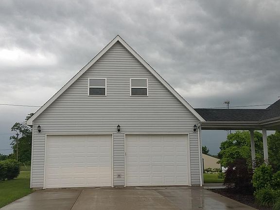 Oversized 2 car Garage