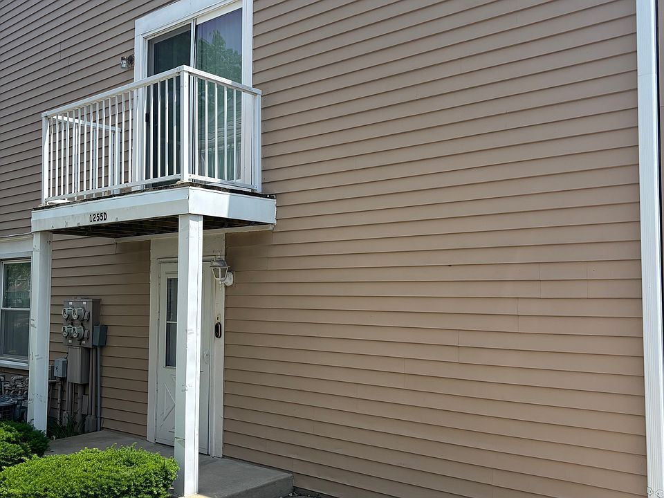 Balcony off of the dining room over the front door.