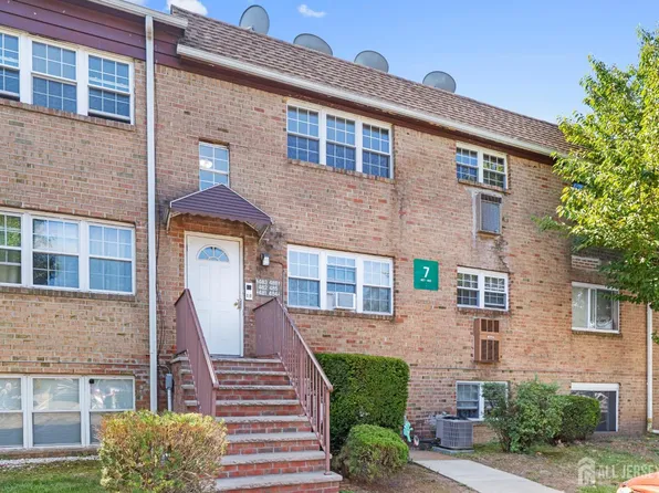 486 College Dr, Edison, NJ 08817