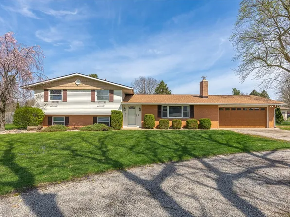 1026 Trianon Dr, Xenia, OH 45385