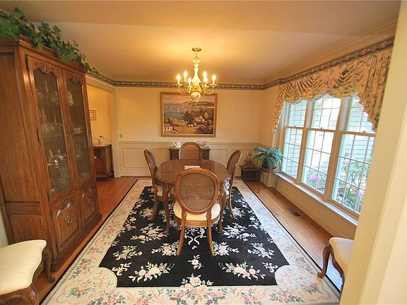 4th image of 35 Chablis Dr