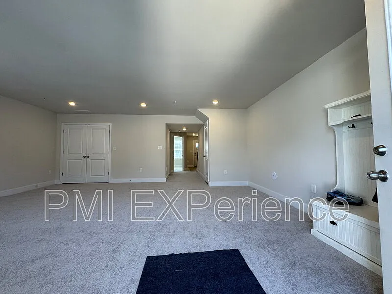 4 bed, 3.5 bath, 2736 sqft, $3,399 — Photo 3