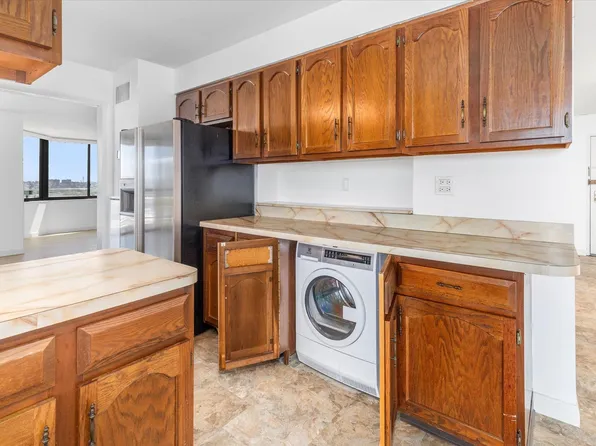 1705 Harmon Cove Tower image 10 of 49