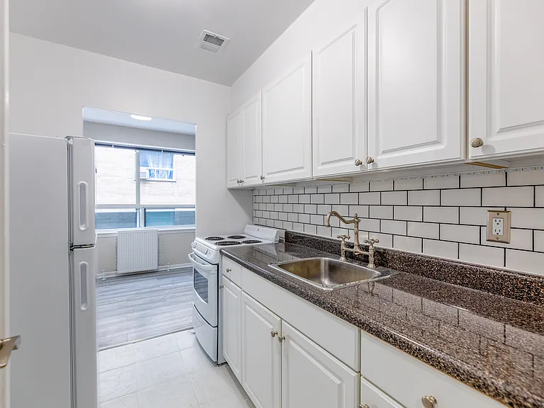 433 Jarvis St — Photo 15