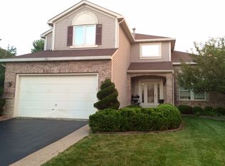 8995 Coppergate Rd, Woodridge, IL 60517