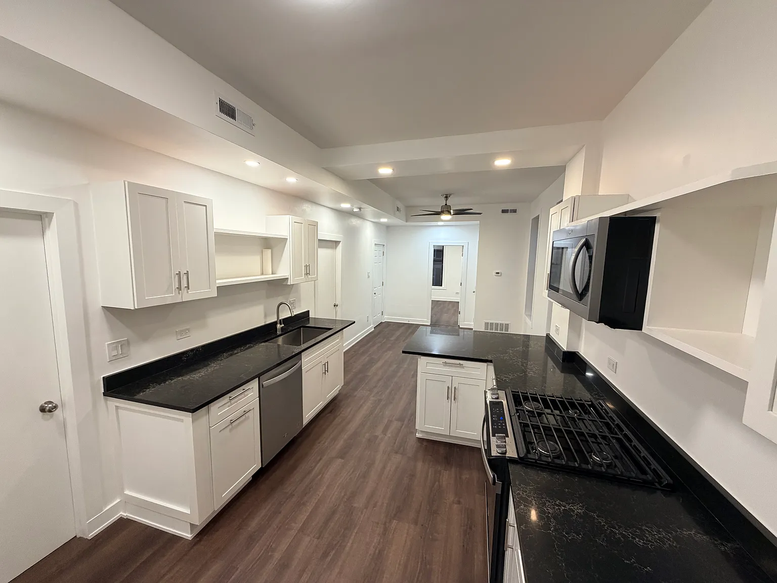 1 bed, 1.5 bath, 885 sqft, $2,650 — Photo 2