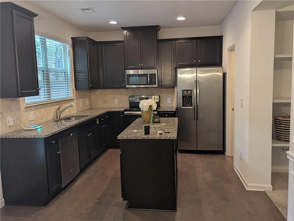 3 bed, 2.5 bath, 1944 sqft, $2,400 — Photo 3