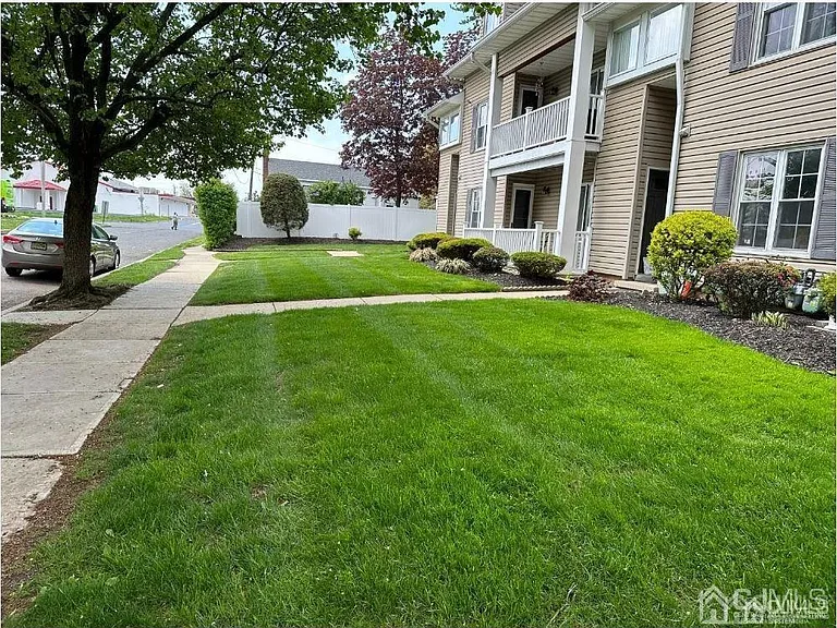 906 Montague Ave — Photo 3
