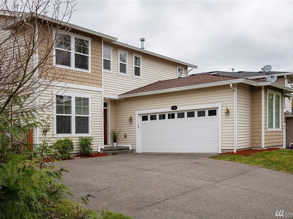 Welcome Home to South Ridge in Kent! Side entry garage is so efficient - this driveway is big enough to do a u-turn!