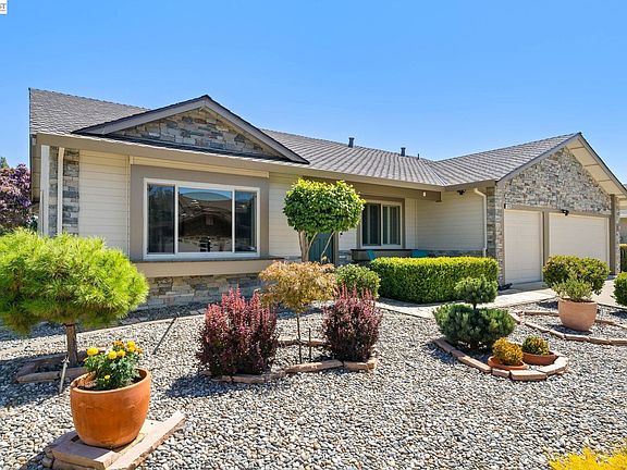 2nd image of 3230 Curtis Cir