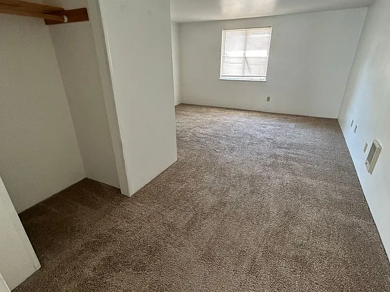 118 E Brooks St — Photo 8