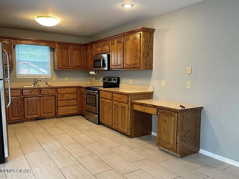 915 Briarview Dr — Photo 3