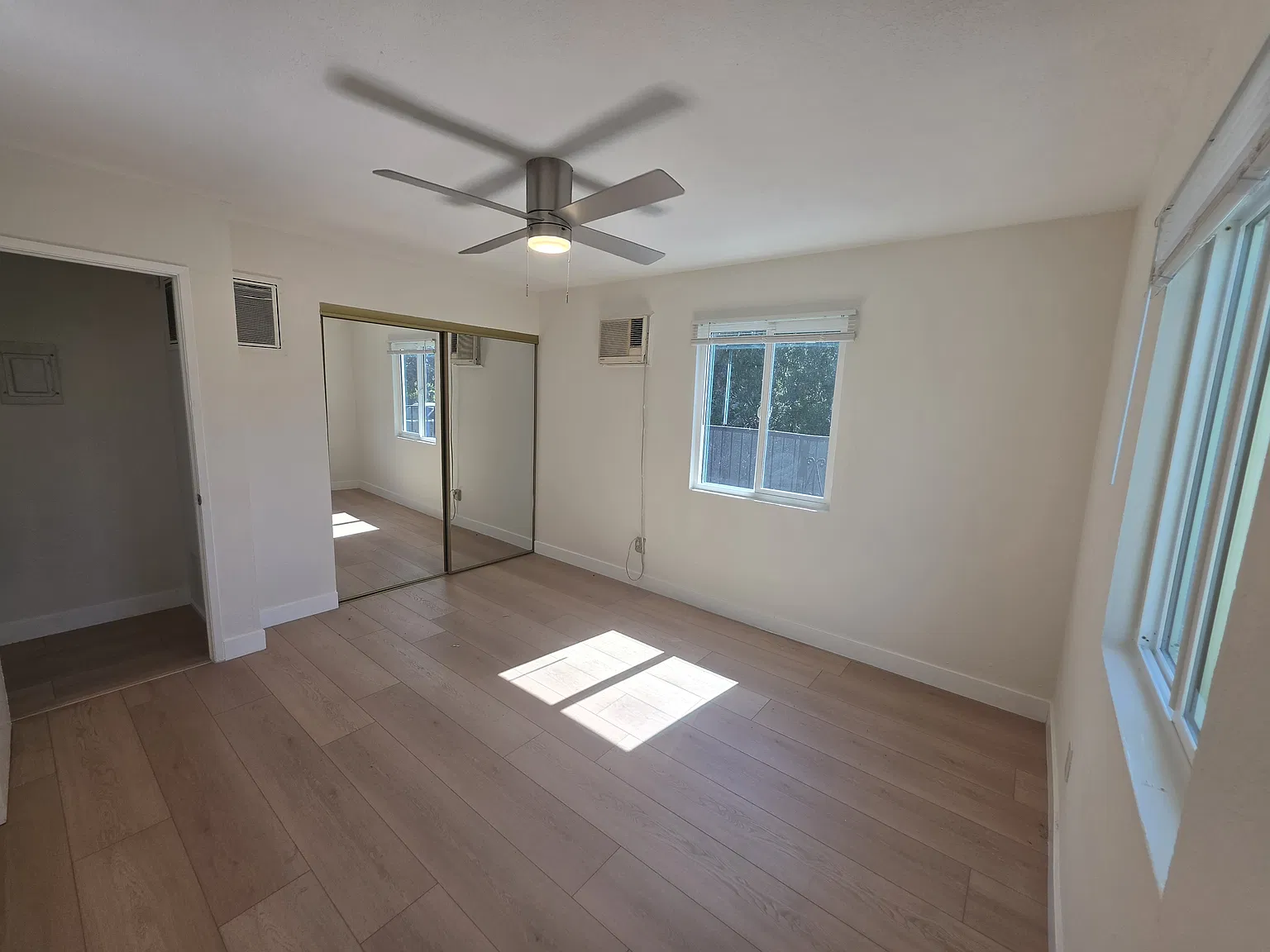 3 bed, 1.5 bath, 900 sqft, $2,600 — Photo 2
