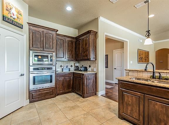 5th image of 1421 Plum Creek Dr