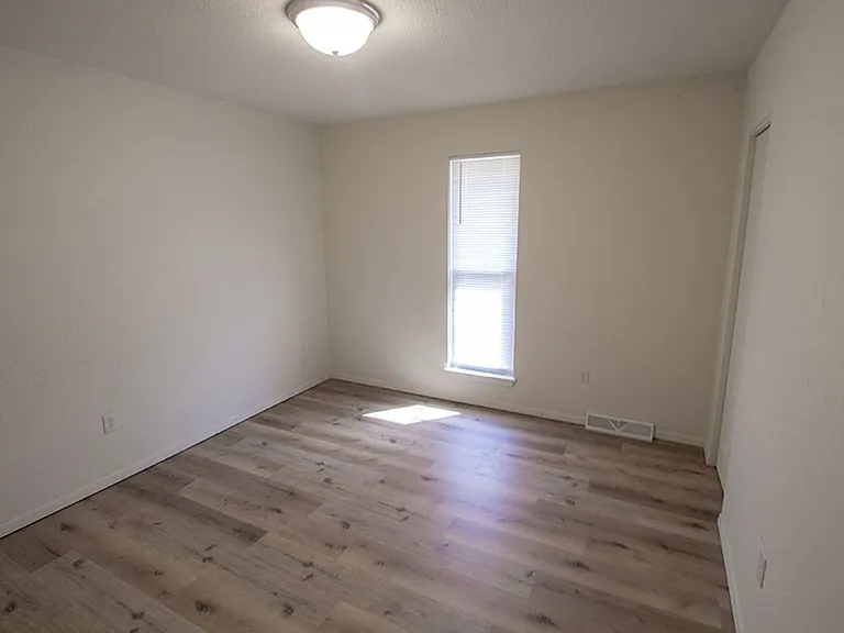 1007 W Ash St — Photo 10