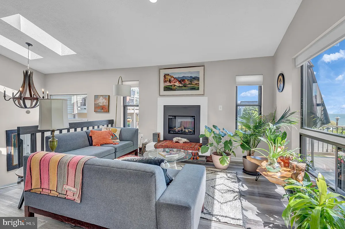 Building Photo - 4013 Carousel Way
