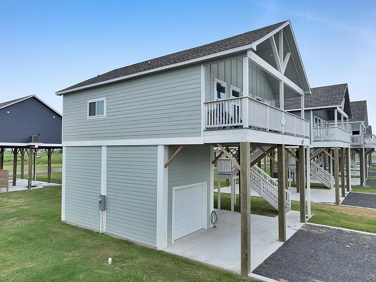 1049 Sunset Cir W — Photo 4