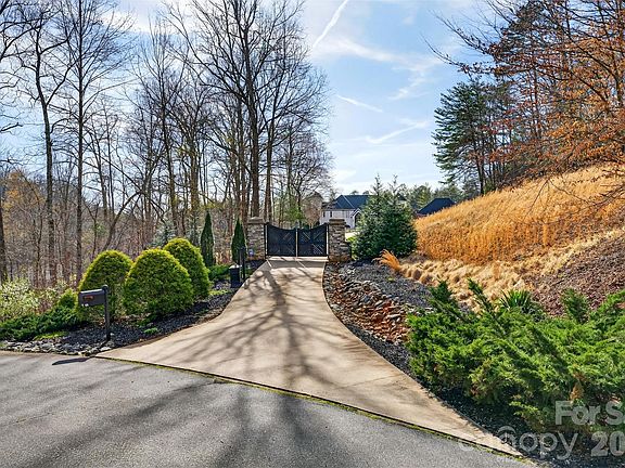 4th image of 300 Spring Hill Dr