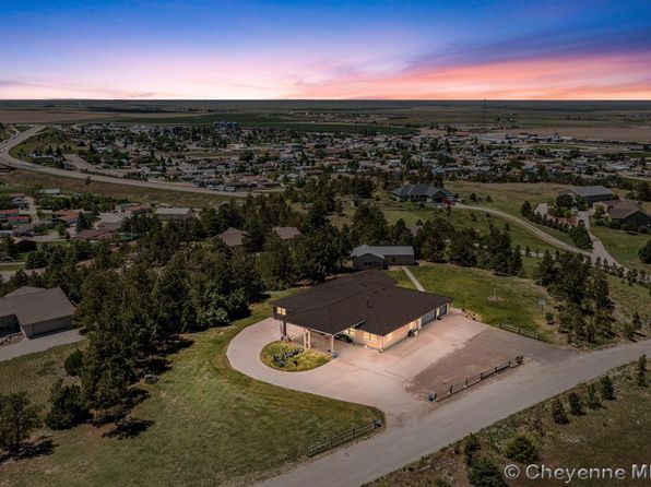 927 E 10th St, Pine Bluffs, WY 82082