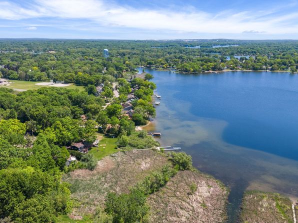 2996 Loon Lake Shores Rd, Waterford, MI 48329