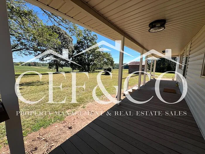 2 bed, 1.0 bath, 864 sqft, $1,295 — Photo 2