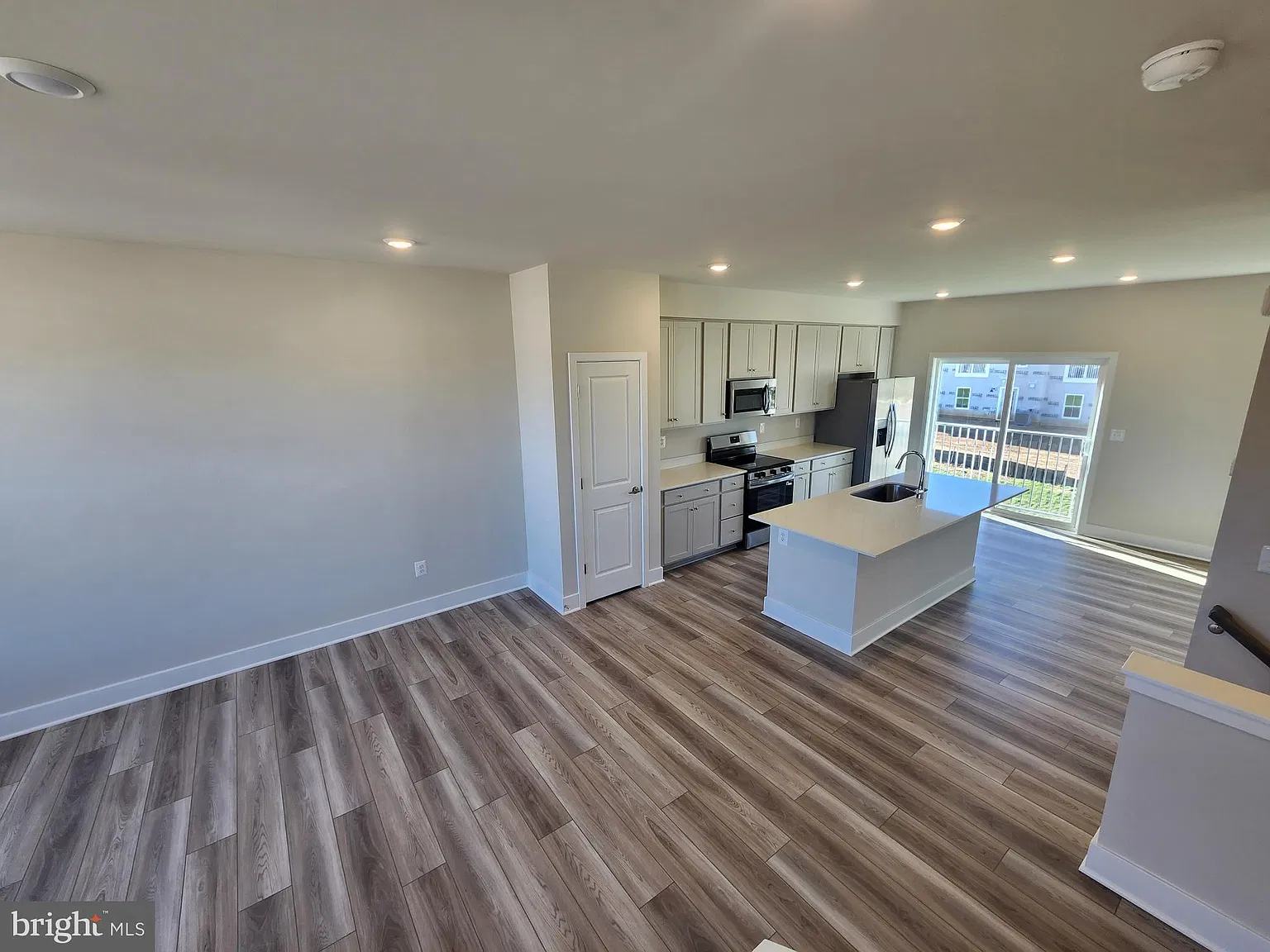 3 bed, 2.5 bath, 1838 sqft, $1,950 — Photo 3