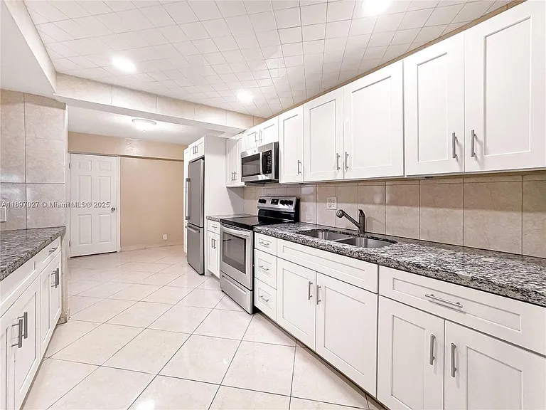 5608 NW 19th St #TOWNHOUSE — Photo 4