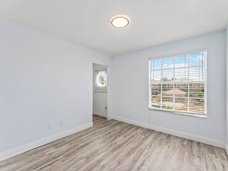 5477 Queenship Ct — Photo 22
