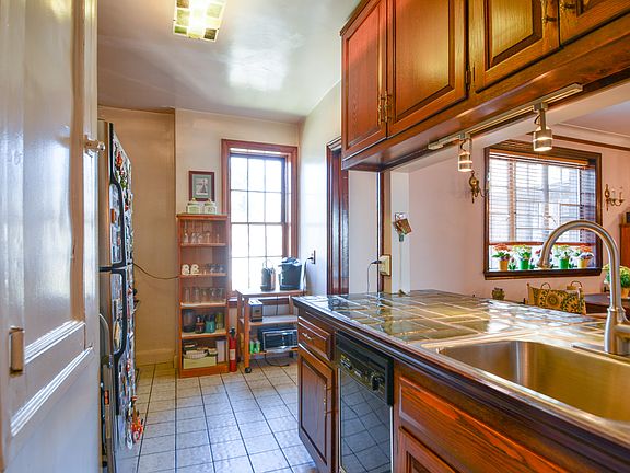 3rd image of 3830 Douglaston Pkwy APT D4