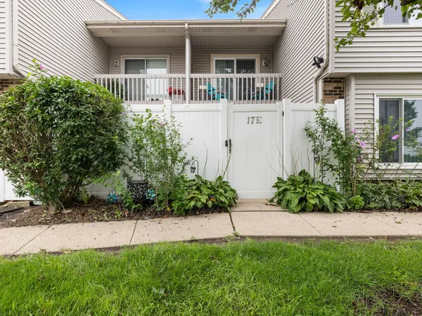 17 E Fernwood Dr, Bolingbrook, IL 60440