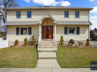88 Burnham Ave, Roslyn Heights, NY 11577