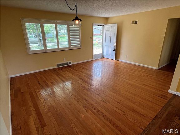 5th image of 512 Bryan Ave