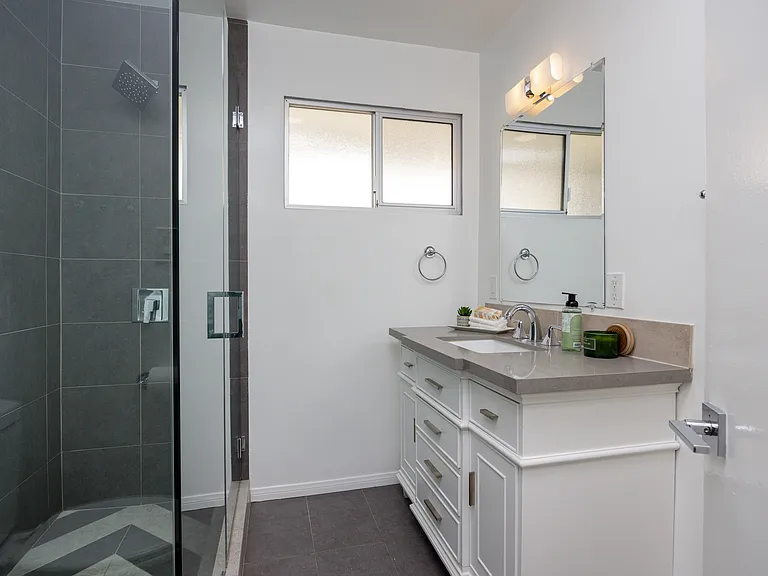 328 S Rexford Dr — Photo 14