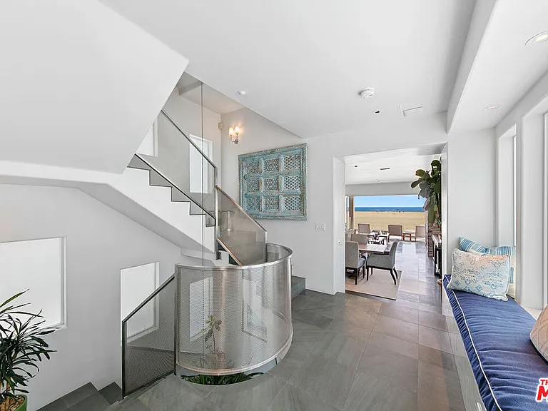 1341 Palisades Beach Rd — Photo 13