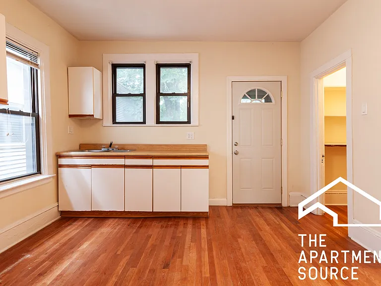 2252 N Southport Ave #2 — Photo 2