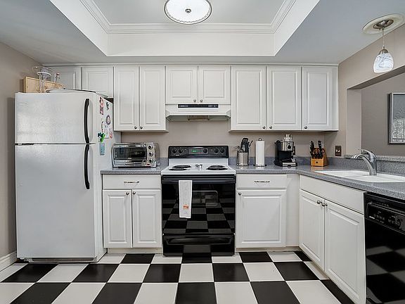 5th image of 2703 E Church St