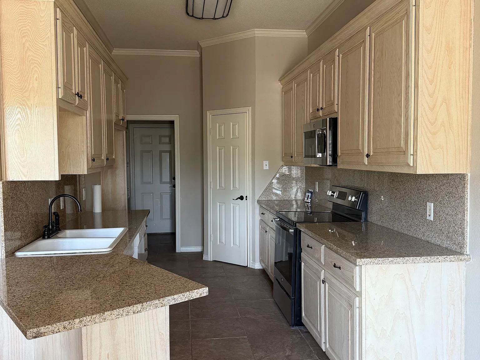 4 bed, 1968 sqft, $2,200 — Photo 4