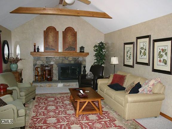 4th image of 7 Hollyberry Dr