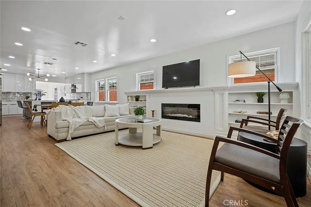 4 bed, 3.5 bath, 1908 sqft, $5,800 — Photo 2